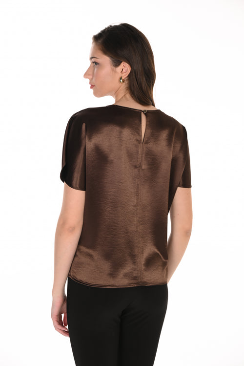 Top Satin Tissé Espresso Fente Goutte Frank Lyman 263315 — Le chocolat qui brille, la coupe qui libère, l’élégance qui s’impose