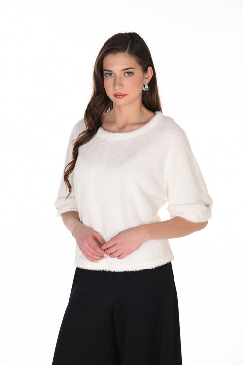 Chandail duveteux Frank Lyman 263356 — La douceur incarnée pour la femme qui cultive l’élégance au quotidien, du brunch au bureau, en Off-White