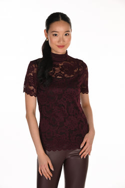 Top Ajusté Dentelle Florale Bordeaux Rouge Cerise Col Mock-Neck Dos Goutte Manches Courtes Festonnées Frank Lyman – Doublure Opaque | SKU 263400 | Le haut dentelle statement de la saison | Cocktails & Soirées