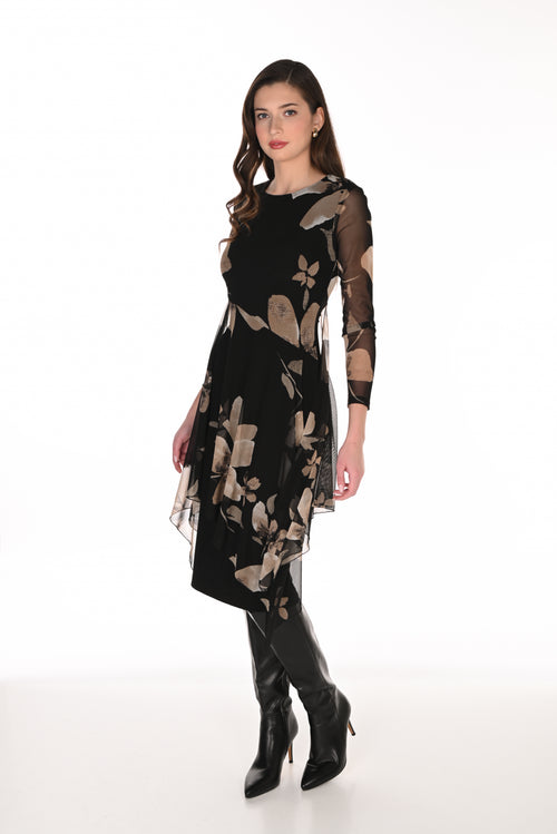 Robe en mousseline florale Frank Lyman 263440 — La pièce signature pour la femme qui ose l’élégance dramatique, du gala au dîner chic, en Noir & Taupe