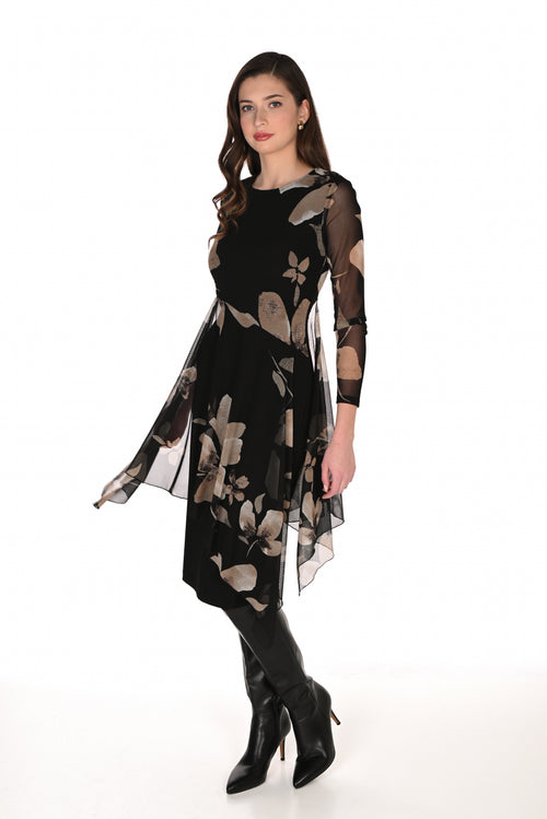 Robe en mousseline florale Frank Lyman 263440 — La pièce signature pour la femme qui ose l’élégance dramatique, du gala au dîner chic, en Noir & Taupe