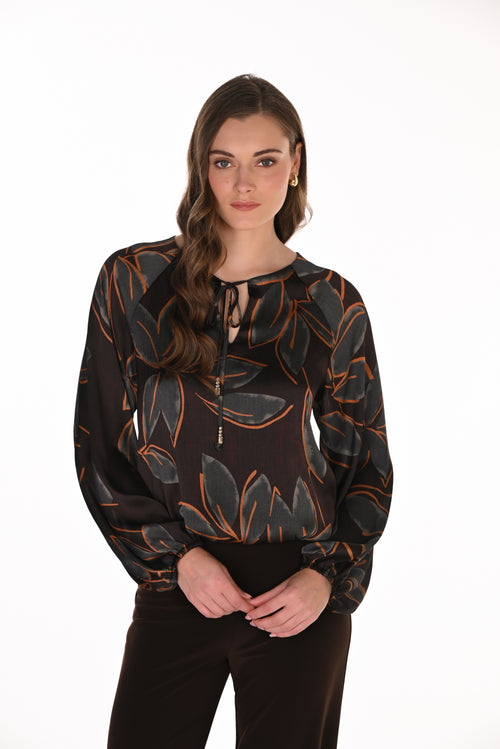 Haut à Feuillage et Encolure à Liens Noir, Gris et Cuivré Frank Lyman 263450 — Pour la femme au chic personnel, parce que son imprimé signe la tenue, au bureau avec un pantalon noir ou en sortie avec une jupe droite