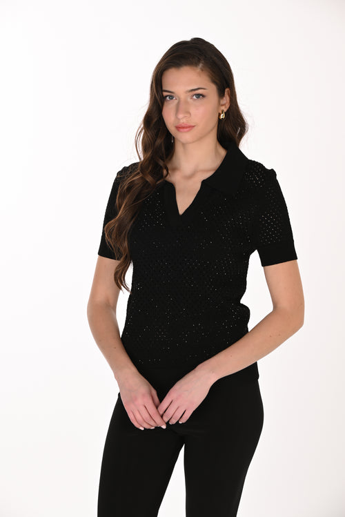 Polo Tricot Noir Micro-Strass Multicolores Épaules Bouffantes Frank Lyman 263732 — Pour la femme au glamour arc-en-ciel discret, portez-le au bureau sous un blazer blanc, en soirée avec une jupe satin, ou le weekend dans un jean crème