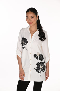 Chemise Longue Oversize Off-White Grandes Fleurs Noires Brodées Strass Boutons Bijoux Dorés Frank Lyman – Manches 3/4 Col Chemisier | SKU 263747 | Le haut statement graphique & glamour de la saison