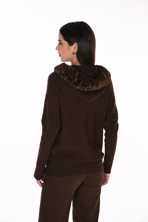 Hoodie moka à capuche bordure fausse fourrure léopard Frank Lyman 263785 — pour la femme chic et raffinée qui veut rester élégante en toute détente, à porter avec son pantalon moka coordonné ou sur un jean slim