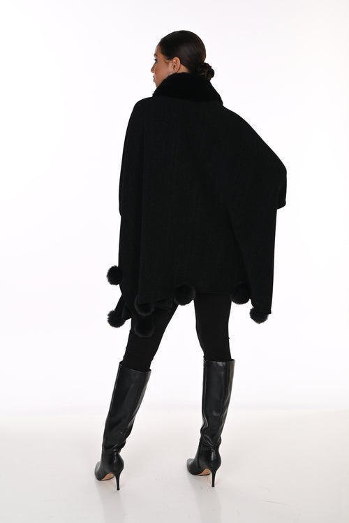 Cape poncho en laine, col fourrure et pompons décoratifs - Frank Lyman 263801 - Pour la femme qui veut être enveloppée - Soirée hiver théâtre et sortie chic par temps froid - La chaleur avec tout le glamour - Avec legging noir et bottes hautes