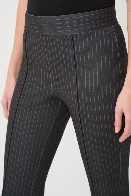 Pantalon à Fines Rayures et Jambe Droite Anthracite Joseph Ribkoff 264008 — Pour la femme à l’allure assurée, parce que les lignes élancent la silhouette, du bureau au dîner avec une blouse ivoire et des bottines