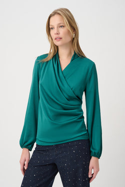 Haut Cache-Cœur Bi-Matière Drapé Joseph Ribkoff – Vert Opulent | SKU 264026 | Pour la femme qui allie féminité et élégance naturelle | Bureau luxe, Cocktails & Soirées | Manches mousseline bouffantes & jersey satiné cache-cœur