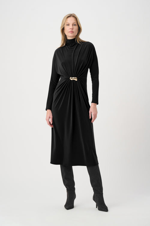 Robe Midi Jersey Satiné Drapé Agrafe Dorée Joseph Ribkoff – Noir | SKU 264065 | Pour la femme qui sculpte sa silhouette avec art | Soirées, Galas & Cocktails | Col montant, manches chauve-souris & agrafe torsadée signature