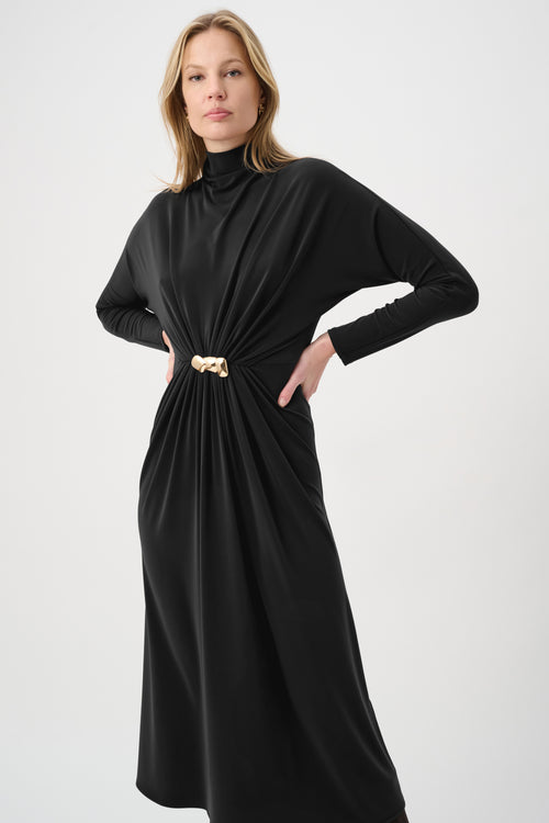 Robe Midi Jersey Satiné Drapé Agrafe Dorée Joseph Ribkoff – Noir | SKU 264065 | Pour la femme qui sculpte sa silhouette avec art | Soirées, Galas & Cocktails | Col montant, manches chauve-souris & agrafe torsadée signature