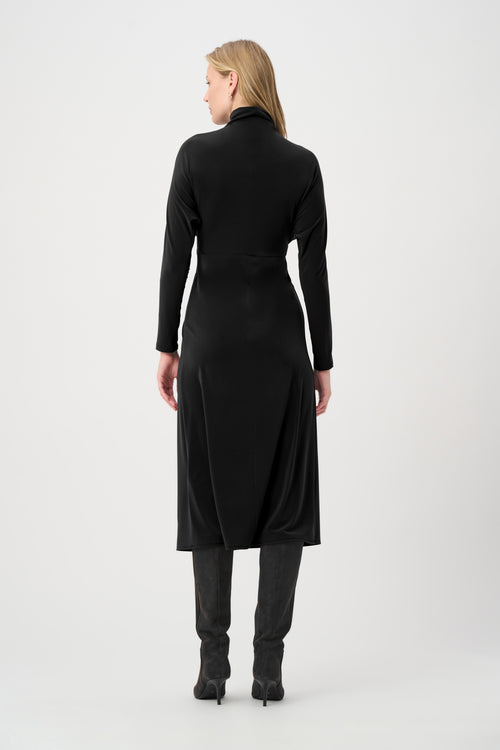 Robe Midi Jersey Satiné Drapé Agrafe Dorée Joseph Ribkoff – Noir | SKU 264065 | Pour la femme qui sculpte sa silhouette avec art | Soirées, Galas & Cocktails | Col montant, manches chauve-souris & agrafe torsadée signature