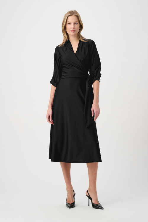 Robe Portefeuille Midi Satin Noir Manches Bouffantes Joseph Ribkoff 264070 — La petite robe noire réinventée — drapée, sculptée, inoubliable