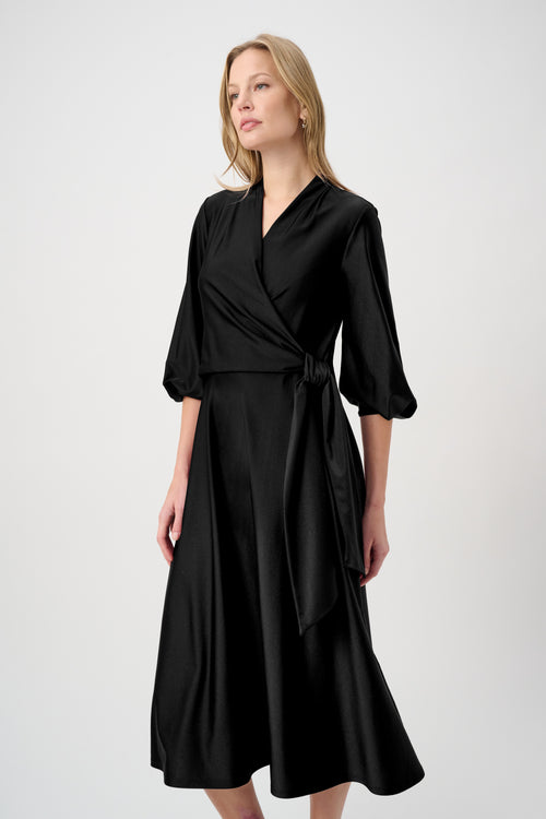 Robe Portefeuille Midi Satin Noir Manches Bouffantes Joseph Ribkoff 264070 — La petite robe noire réinventée — drapée, sculptée, inoubliable