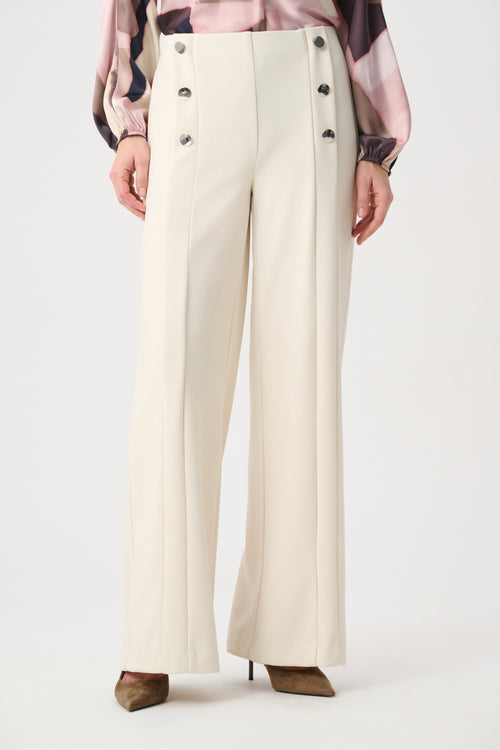 Pantalon large ivoire bouleau Joseph Ribkoff 264087, taille haute, pli marqué et doubles boutons argentés. Coupe fluide et structurée. Parfait bureau ou soirée.