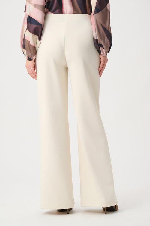 Pantalon large ivoire bouleau Joseph Ribkoff 264087, taille haute, pli marqué et doubles boutons argentés. Coupe fluide et structurée. Parfait bureau ou soirée.