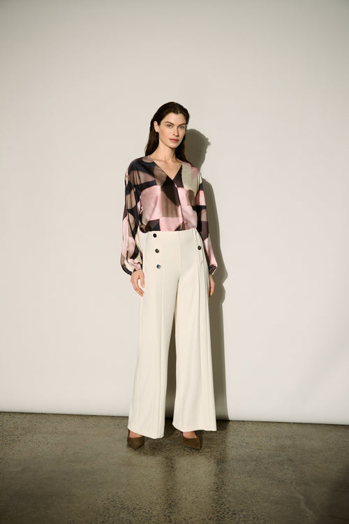 Pantalon large ivoire bouleau Joseph Ribkoff 264087, taille haute, pli marqué et doubles boutons argentés. Coupe fluide et structurée. Parfait bureau ou soirée.