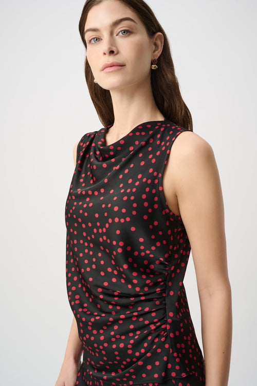 Top Sans Manches Satin Noir Pois Rouge Col Bénitier Drapé Joseph Ribkoff 264117 — Le top qui transforme chaque soirée en moment de grâce