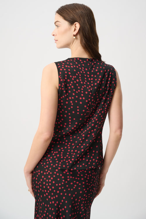 Top Sans Manches Satin Noir Pois Rouge Col Bénitier Drapé Joseph Ribkoff 264117 — Le top qui transforme chaque soirée en moment de grâce