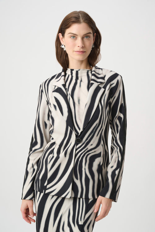 Veston imprimé zébré à col tailleur noir et ivoire Joseph Ribkoff 264129 — Pour la femme qui ose le contraste, parce que son allure affirme le style, au bureau ou en soirée avec un pantalon noir
