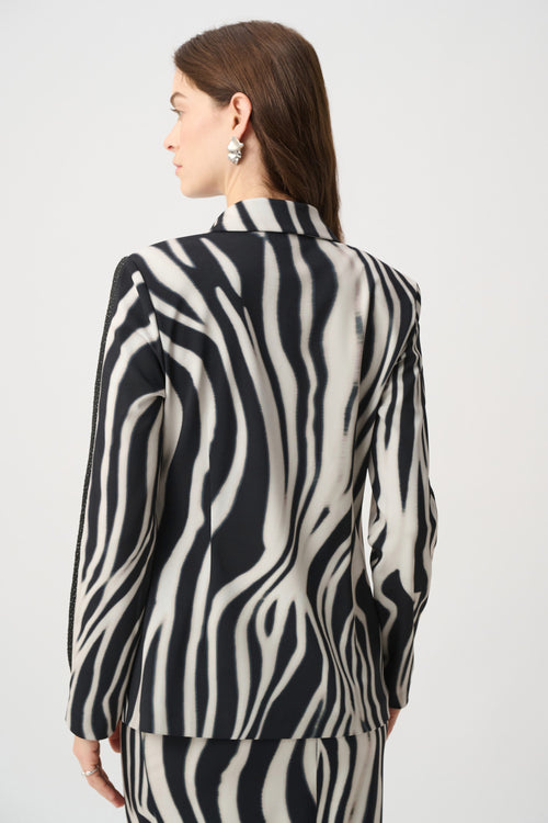 Veston imprimé zébré à col tailleur noir et ivoire Joseph Ribkoff 264129 — Pour la femme qui ose le contraste, parce que son allure affirme le style, au bureau ou en soirée avec un pantalon noir