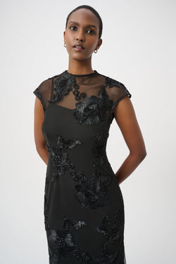 Robe midi à fleurs en relief et encolure illusion noire Joseph Ribkoff 264143 — Pour la femme qui aime le raffinement, parce que ses détails captent la lumière, lors d’une réception avec des talons et une pochette