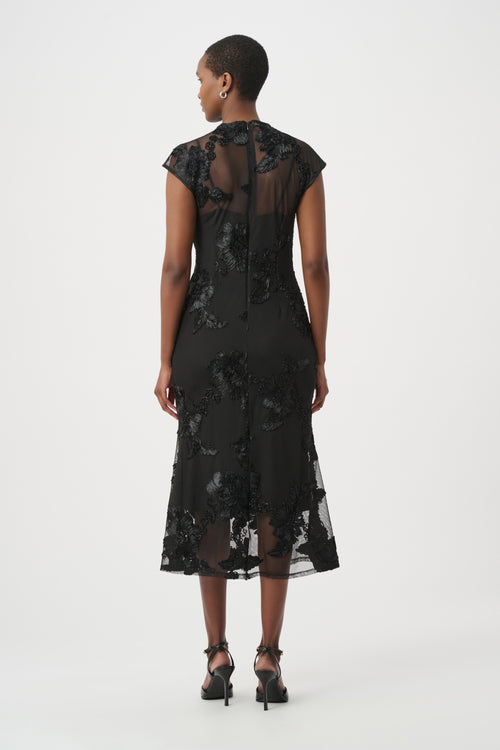 Robe midi à fleurs en relief et encolure illusion noire Joseph Ribkoff 264143 — Pour la femme qui aime le raffinement, parce que ses détails captent la lumière, lors d’une réception avec des talons et une pochette