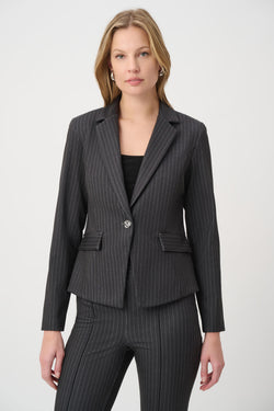 Veston Cintré à Fines Rayures Anthracite Joseph Ribkoff 264151 — Pour la femme qui affirme son style, parce que la coupe dessine une allure assurée, au bureau ou au dîner avec un pantalon coordonné et une blouse ivoire