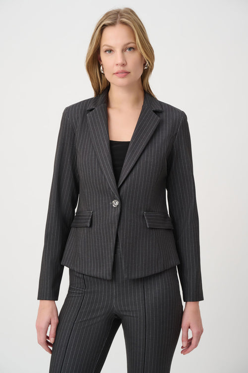 Veston Cintré à Fines Rayures Anthracite Joseph Ribkoff 264151 — Pour la femme qui affirme son style, parce que la coupe dessine une allure assurée, au bureau ou au dîner avec un pantalon coordonné et une blouse ivoire