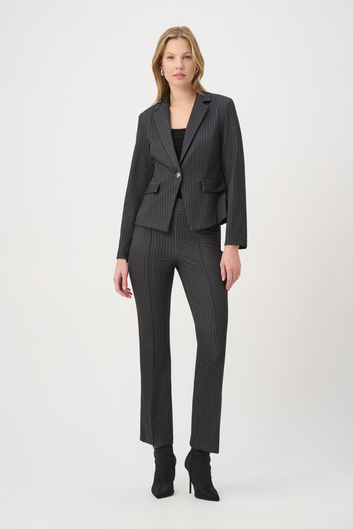 Veston Cintré à Fines Rayures Anthracite Joseph Ribkoff 264151 — Pour la femme qui affirme son style, parce que la coupe dessine une allure assurée, au bureau ou au dîner avec un pantalon coordonné et une blouse ivoire