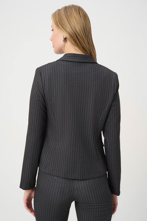 Veston Cintré à Fines Rayures Anthracite Joseph Ribkoff 264151 — Pour la femme qui affirme son style, parce que la coupe dessine une allure assurée, au bureau ou au dîner avec un pantalon coordonné et une blouse ivoire
