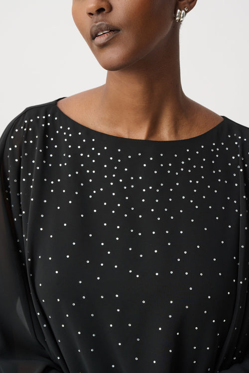 Haut drapé à détails scintillants et encolure bateau noir Joseph Ribkoff 264177 — Pour la femme qui aime briller avec discrétion, parce que son voile anime la silhouette, en soirée avec un pantalon habillé