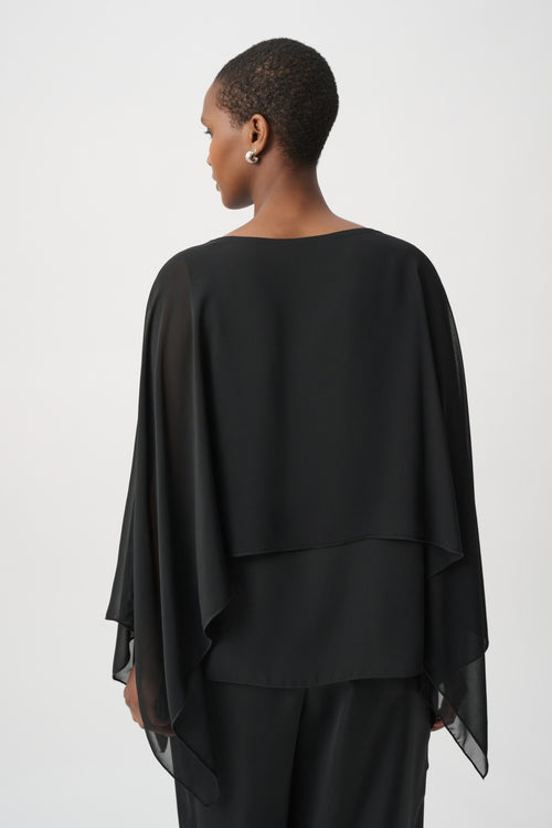 Haut drapé à détails scintillants et encolure bateau noir Joseph Ribkoff 264177 — Pour la femme qui aime briller avec discrétion, parce que son voile anime la silhouette, en soirée avec un pantalon habillé