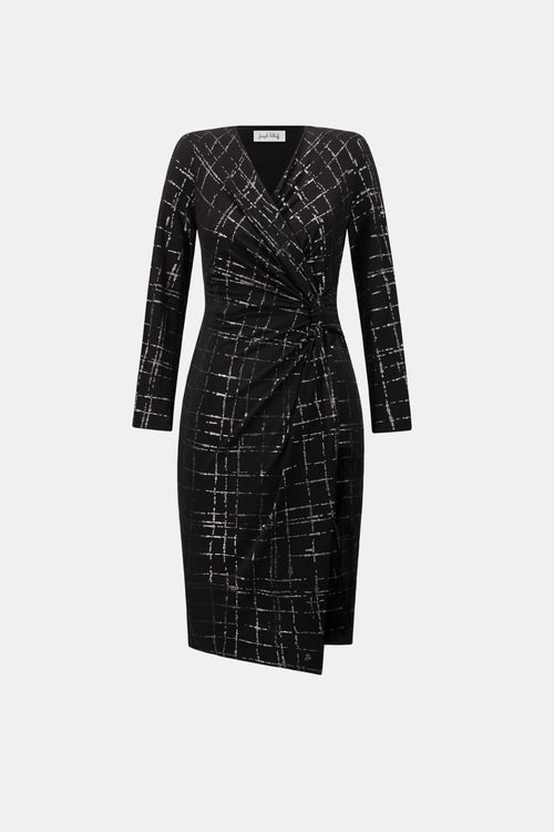 Robe portefeuille Joseph Ribkoff 264186 en jersey noir avec quadrillage métallisé argenté. Col V croisé, nœud taille, manches longues, longueur midi. Parfaite soirée ou bureau.