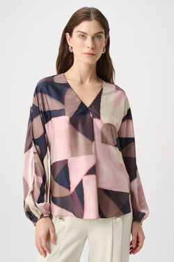 Haut imprimé abstrait à col V rose, taupe et marine Joseph Ribkoff 264197 — Pour la femme au style créatif, parce que ses nuances réveillent les unis, au bureau ou en sortie avec un pantalon ivoire
