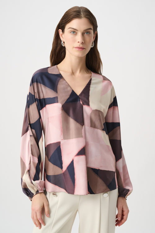 Haut imprimé abstrait à col V rose, taupe et marine Joseph Ribkoff 264197 — Pour la femme au style créatif, parce que ses nuances réveillent les unis, au bureau ou en sortie avec un pantalon ivoire