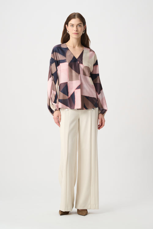 Haut imprimé abstrait à col V rose, taupe et marine Joseph Ribkoff 264197 — Pour la femme au style créatif, parce que ses nuances réveillent les unis, au bureau ou en sortie avec un pantalon ivoire
