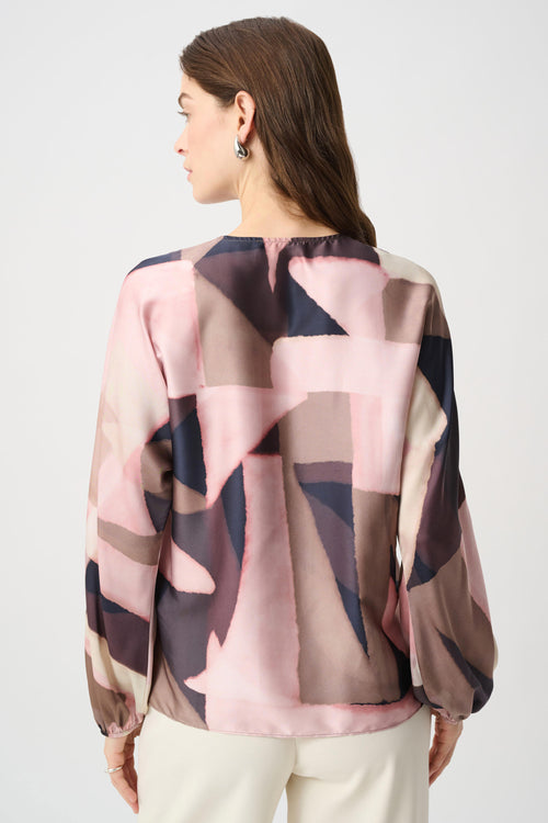 Haut imprimé abstrait à col V rose, taupe et marine Joseph Ribkoff 264197 — Pour la femme au style créatif, parce que ses nuances réveillent les unis, au bureau ou en sortie avec un pantalon ivoire