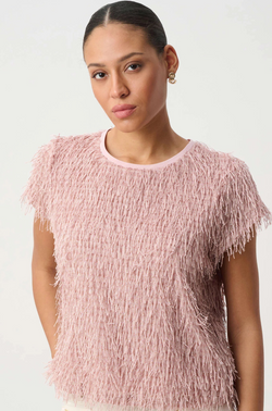 Chandail à Franges et Manches Courtes Blush Doux Joseph Ribkoff 264208 — Une touche de mouvement pour la femme qui aime se distinguer, parce que la texture fait toute la différence, en soirée avec un pantalon ivoire et des bijoux dorés