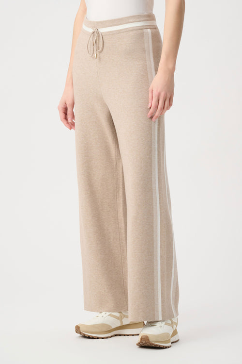 Pantalon Tricot Large Bandes Joseph Ribkoff – Fawn & Winter White | SKU 264613 | Pour la femme qui voyage avec style | Week-end, Voyages & Bureau décontracté | Se porte seul ou en ensemble coordonné