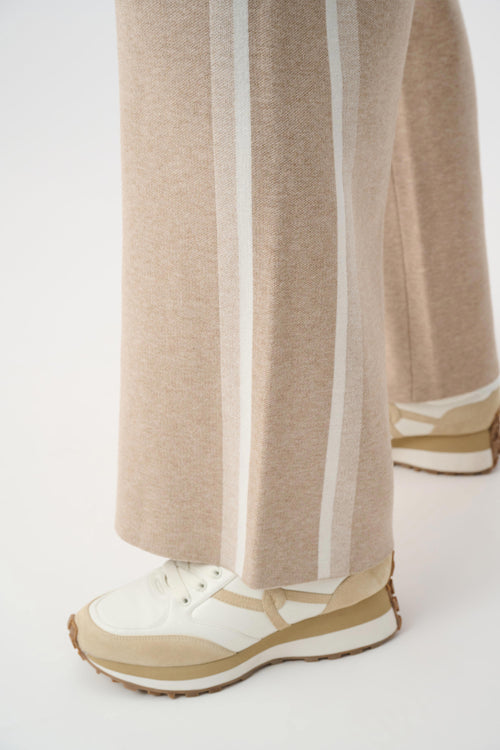 Pantalon Tricot Large Bandes Joseph Ribkoff – Fawn & Winter White | SKU 264613 | Pour la femme qui voyage avec style | Week-end, Voyages & Bureau décontracté | Se porte seul ou en ensemble coordonné