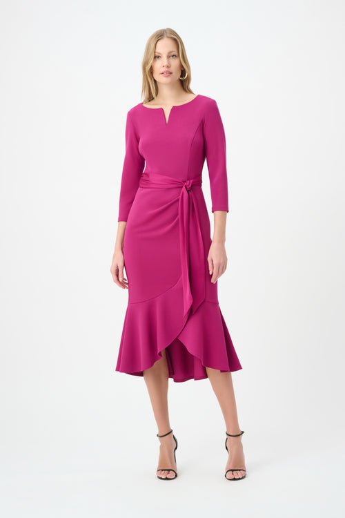 Robe midi drapée à volant et manches trois-quarts fuchsia Joseph Ribkoff 264711 — Pour la femme qui ose la couleur, parce que son drapé souligne la taille, en réception avec des talons et une pochette