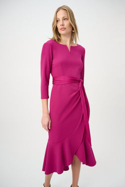 Robe midi drapée à volant et manches trois-quarts fuchsia Joseph Ribkoff 264711 — Pour la femme qui ose la couleur, parce que son drapé souligne la taille, en réception avec des talons et une pochette