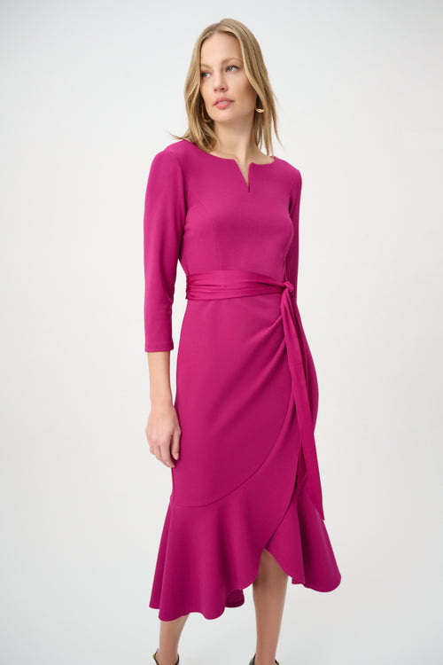 Robe midi drapée à volant et manches trois-quarts fuchsia Joseph Ribkoff 264711 — Pour la femme qui ose la couleur, parce que son drapé souligne la taille, en réception avec des talons et une pochette