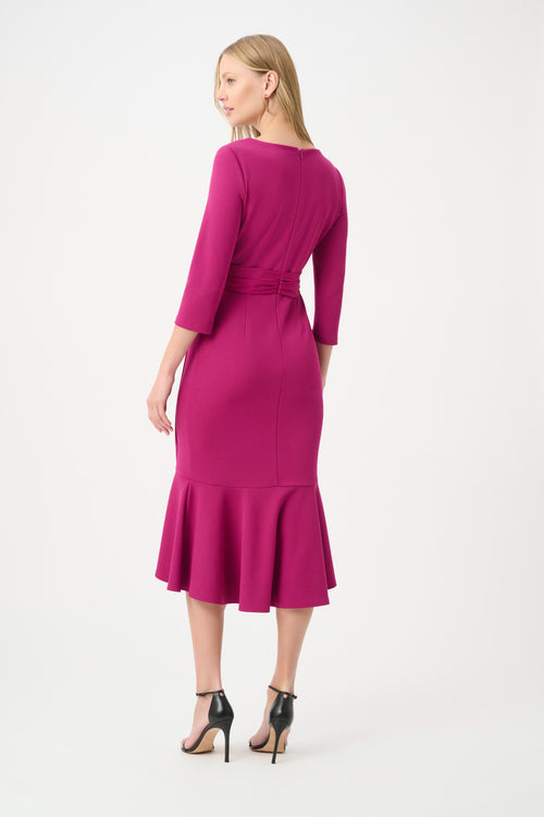 Robe midi drapée à volant et manches trois-quarts fuchsia Joseph Ribkoff 264711 — Pour la femme qui ose la couleur, parce que son drapé souligne la taille, en réception avec des talons et une pochette