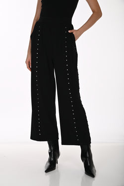 Pantalon Large Raccourci à Ornements Argentés Noir Frank Lyman 264834 — Pour la femme au style affirmé, parce que ses lignes ponctuées d’éclat signent la silhouette, au bureau avec une blouse ivoire ou en soirée avec un haut noir