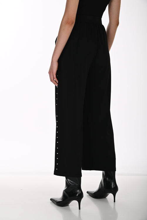Pantalon Large Raccourci à Ornements Argentés Noir Frank Lyman 264834 — Pour la femme au style affirmé, parce que ses lignes ponctuées d’éclat signent la silhouette, au bureau avec une blouse ivoire ou en soirée avec un haut noir