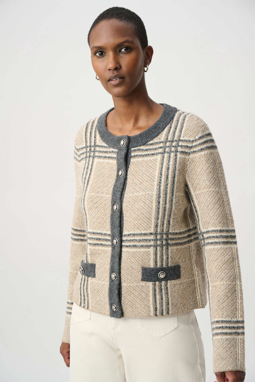 Veste en maille texturée à carreaux et boutons contrastants beige et gris Joseph Ribkoff 264909 — Pour la femme au chic discret, parce que ses détails dessinent l’allure, au bureau ou en sortie avec un pantalon ivoire