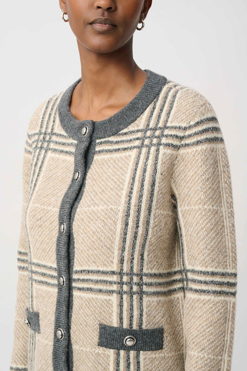 Veste en maille texturée à carreaux et boutons contrastants beige et gris Joseph Ribkoff 264909 — Pour la femme au chic discret, parce que ses détails dessinent l’allure, au bureau ou en sortie avec un pantalon ivoire