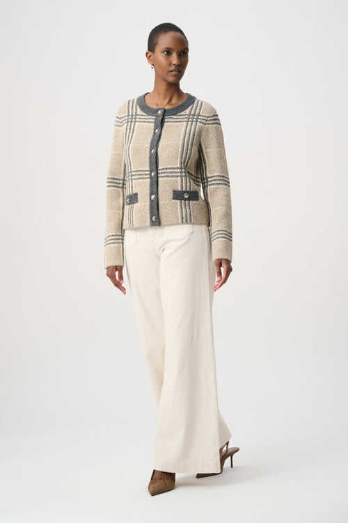 Veste en maille texturée à carreaux et boutons contrastants beige et gris Joseph Ribkoff 264909 — Pour la femme au chic discret, parce que ses détails dessinent l’allure, au bureau ou en sortie avec un pantalon ivoire