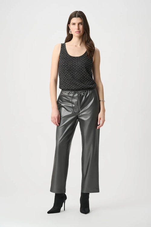 Camisole Joseph Ribkoff en tricot lurex noir ornée de micro-strass argentés. Coupe ajustée, encolure scoop. Parfaite pour soirée ou cocktail